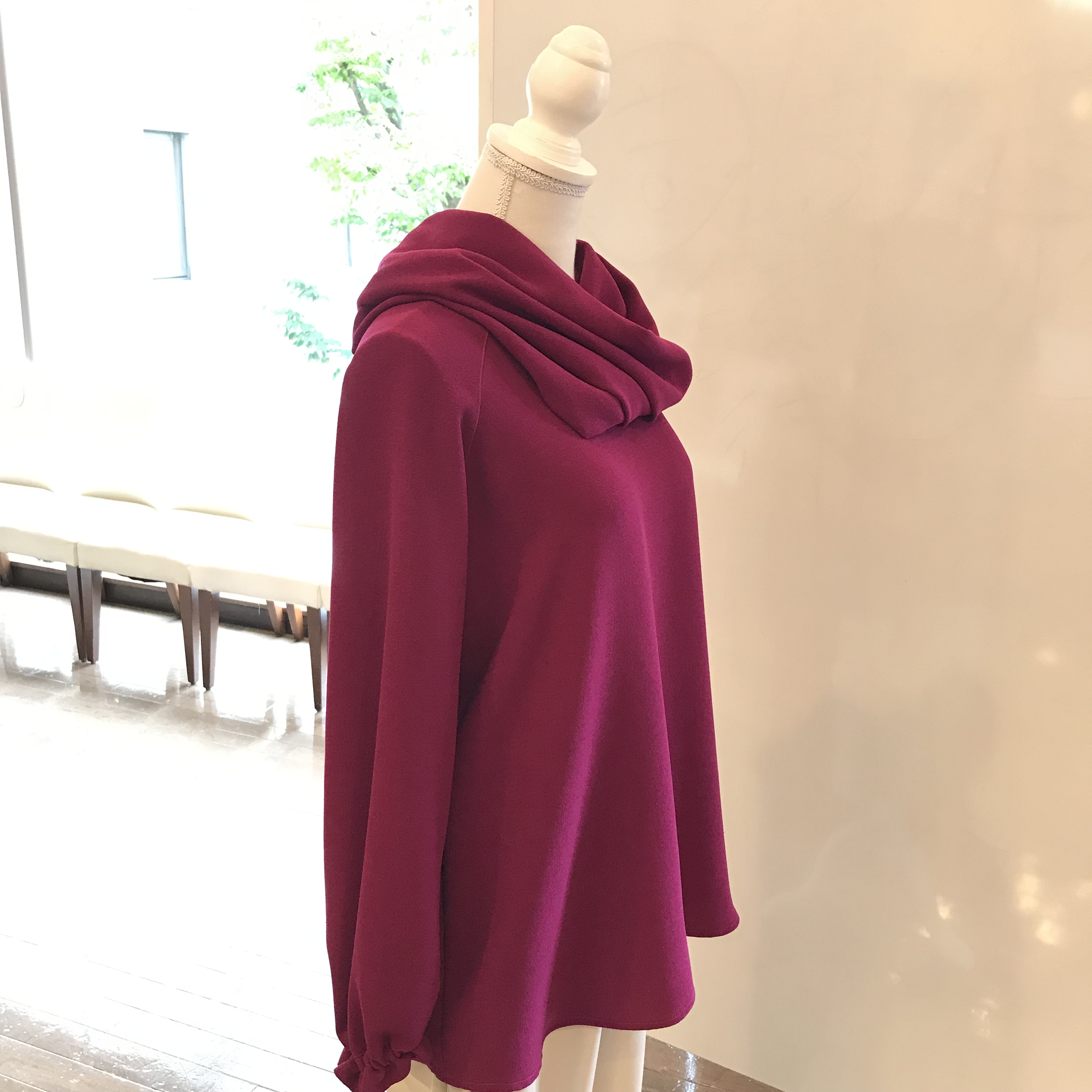 【sold out】艶やかな赤紫色のスヌード付き長袖ブラウス